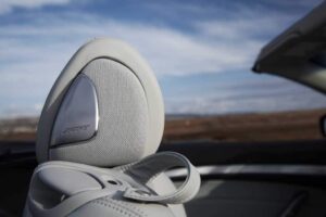 The 13-speaker Open-Air Audio system on the 2010 Infiniti G37 Convertible compensates for wind noise and road speed.