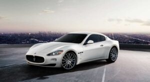 While black may be the color of choice for NY fashionistas, the elegant white Gran Turismo is equally eye-catching.