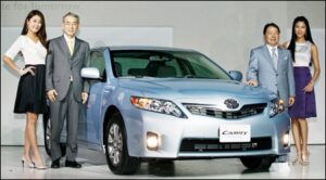 Toyota Motor Executive Vice President Funo Yukitoshi, left, and Toyota Korea President Taizo Chigira introducing the Camry to Korea. 