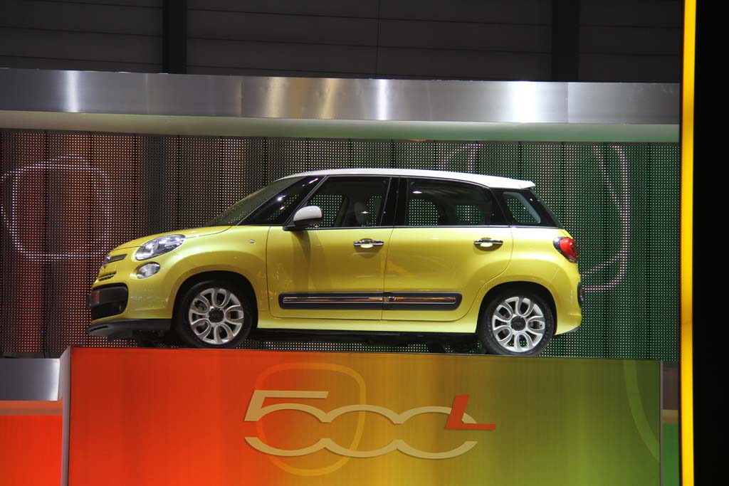 The new 500L is about 2 feet and 2 doors longer than the original Fiat 