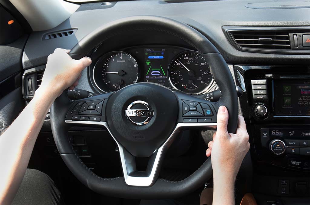Nissan ProPilot Assist - hands on wheel