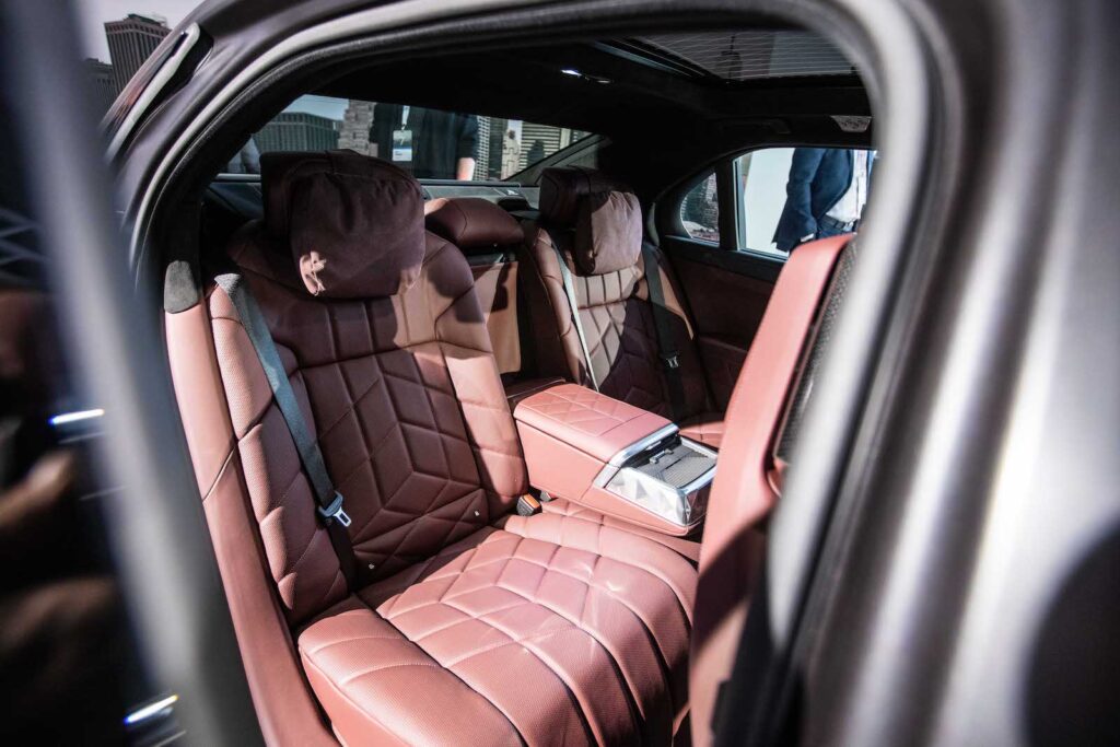 2023 BMW 7 Series back seats reveal
