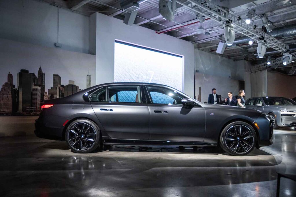 2023 BMW 7 Series side reveal