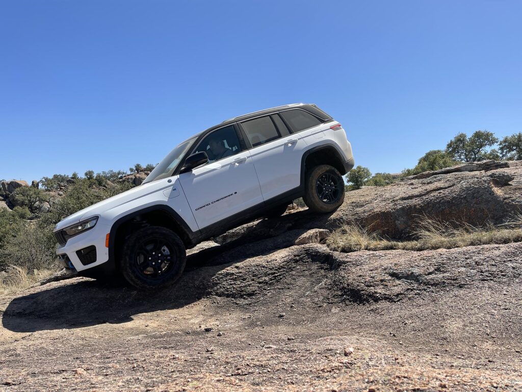 Jeep Grand Cherokee 4xe - descending rocks v1
