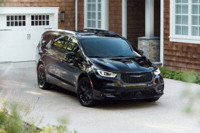 2022 Chrysler Pacifica Limited S front black