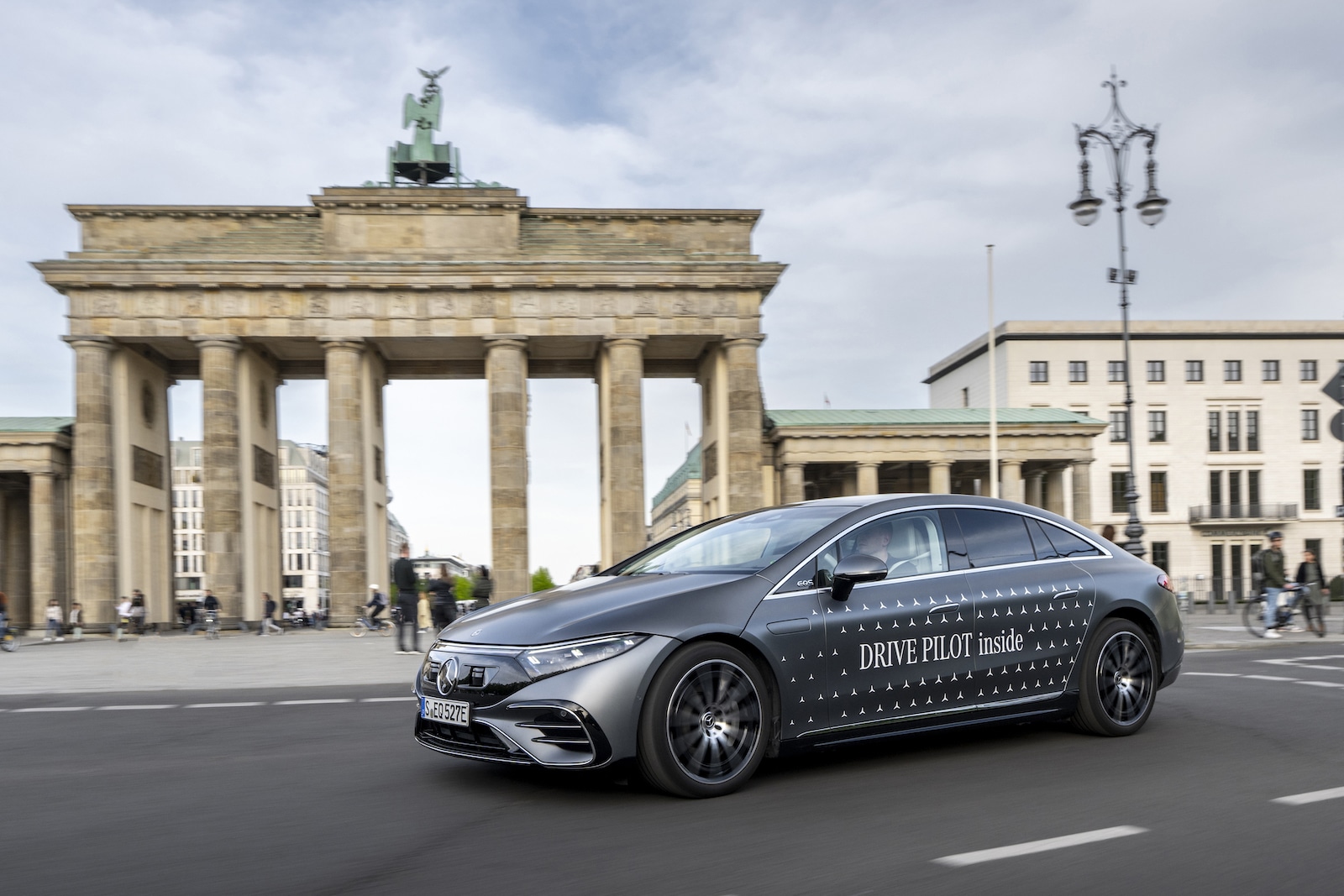 Mercedes-Benz Says Self-Driving Option Ready to Roll - The Detroit Bureau