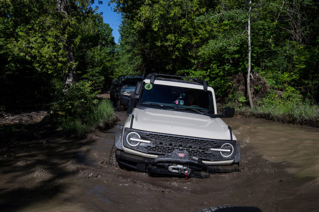 2022 Ford Bronco Everglades conducir vadeando