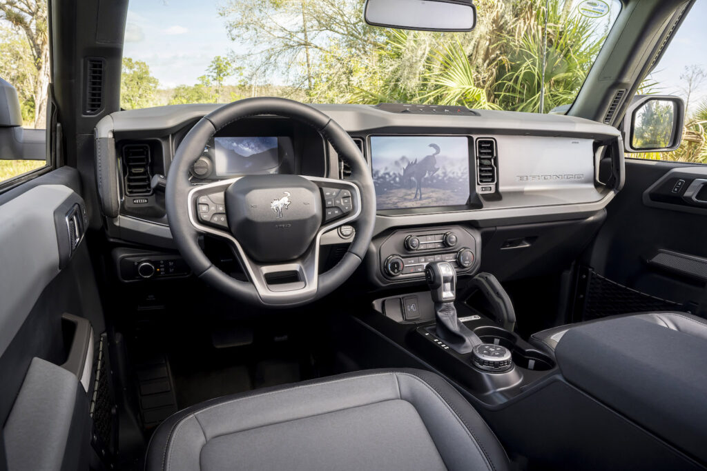 Interior de la Ford Bronco Everglades 2022