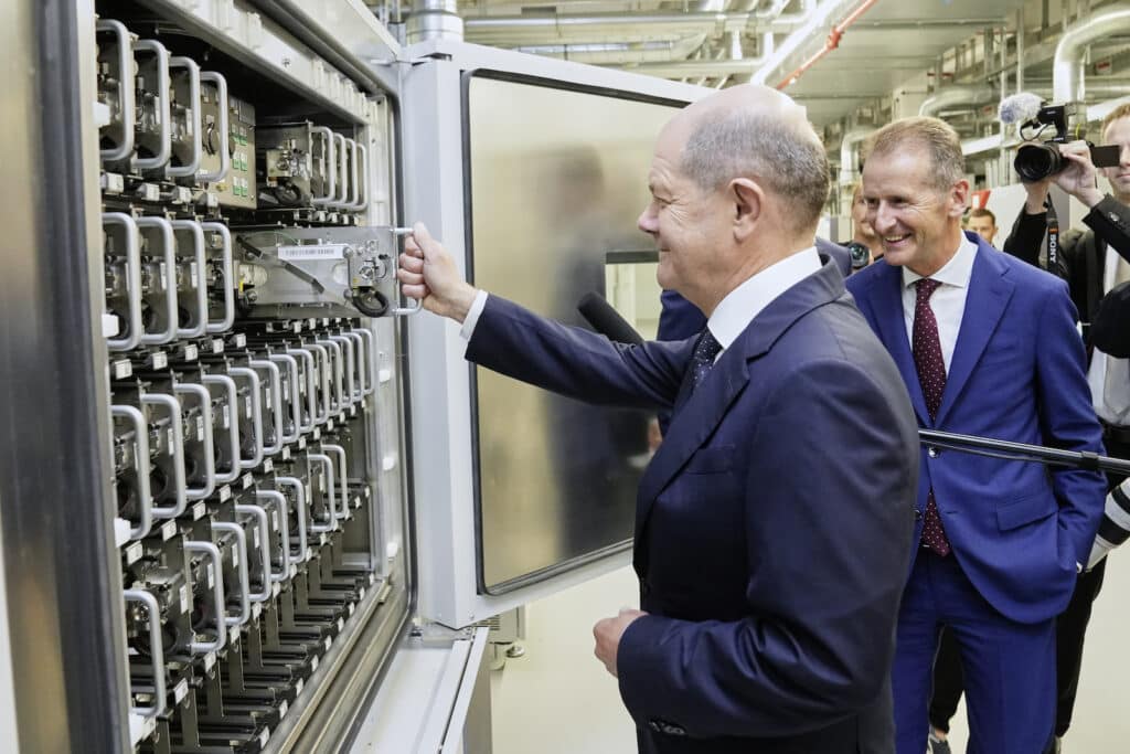 Scholz at VW battery test chamber REL