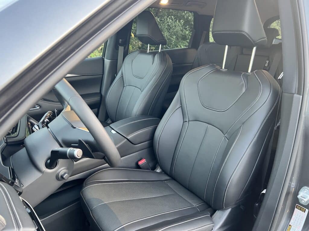 2022 Infiniti QX60 Luxe front seats