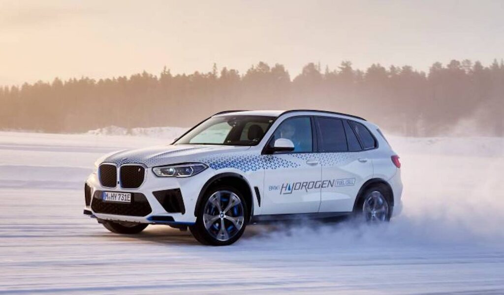BMW iX5 Hydrogen in snow