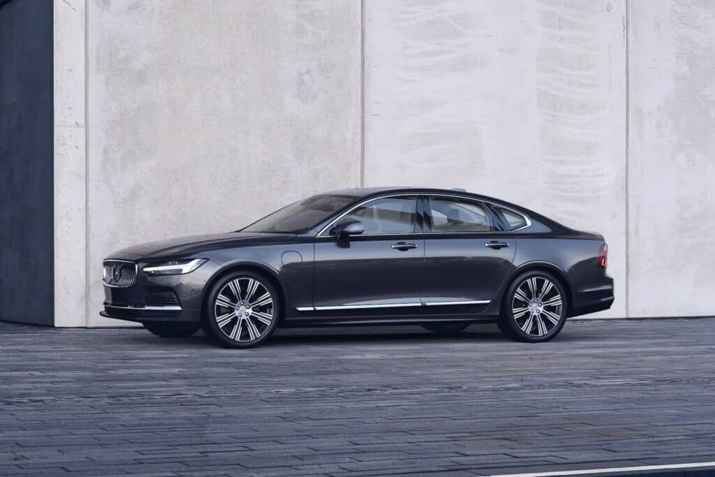 2022 Volvo S90 front 3/4 REL
