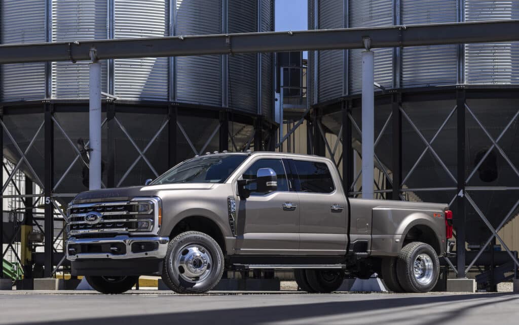 2023 Ford Super Duty F-350 Lariat front 3/4 REL