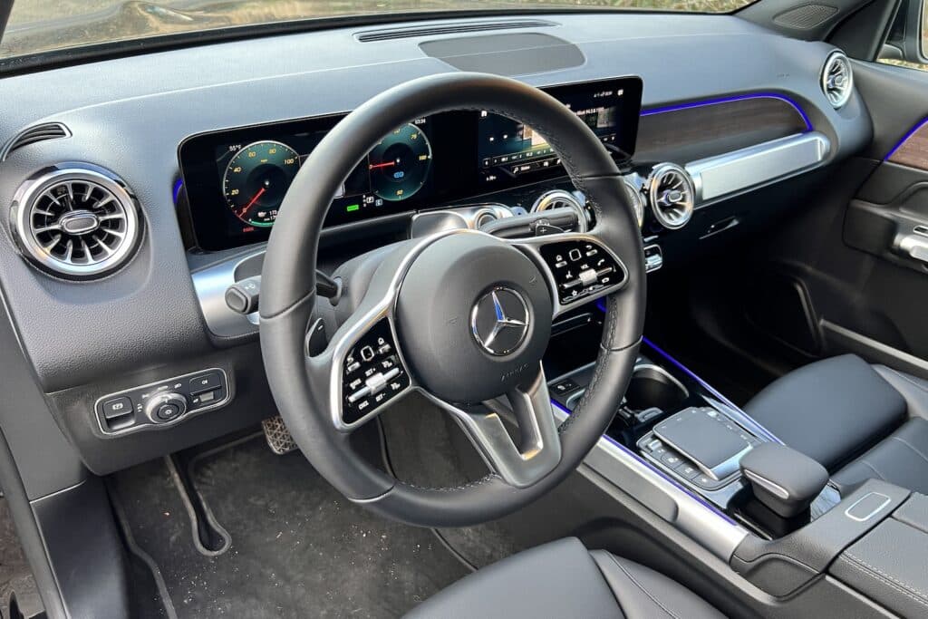 2023 Mercedes EQB cockpit