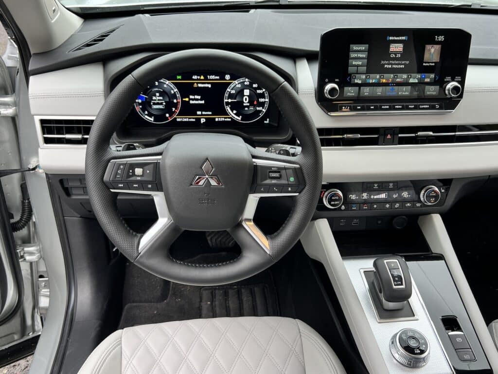 2023 Mitsubishi Outlander SEL cockpit