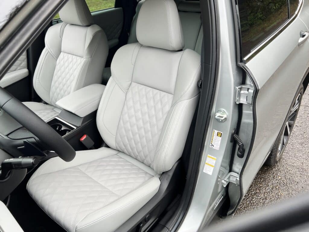 2023 Mitsubishi Outlander SEL front seats