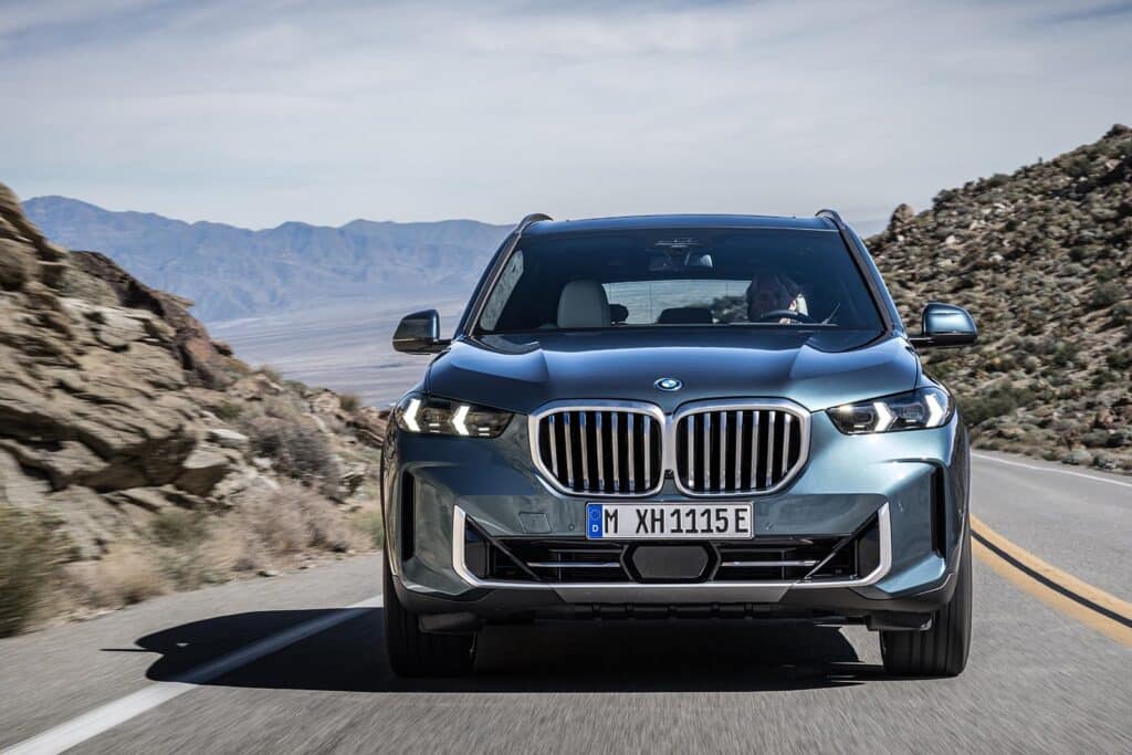 2024 BMW X5 xDrive 50e - rear nose-on driving