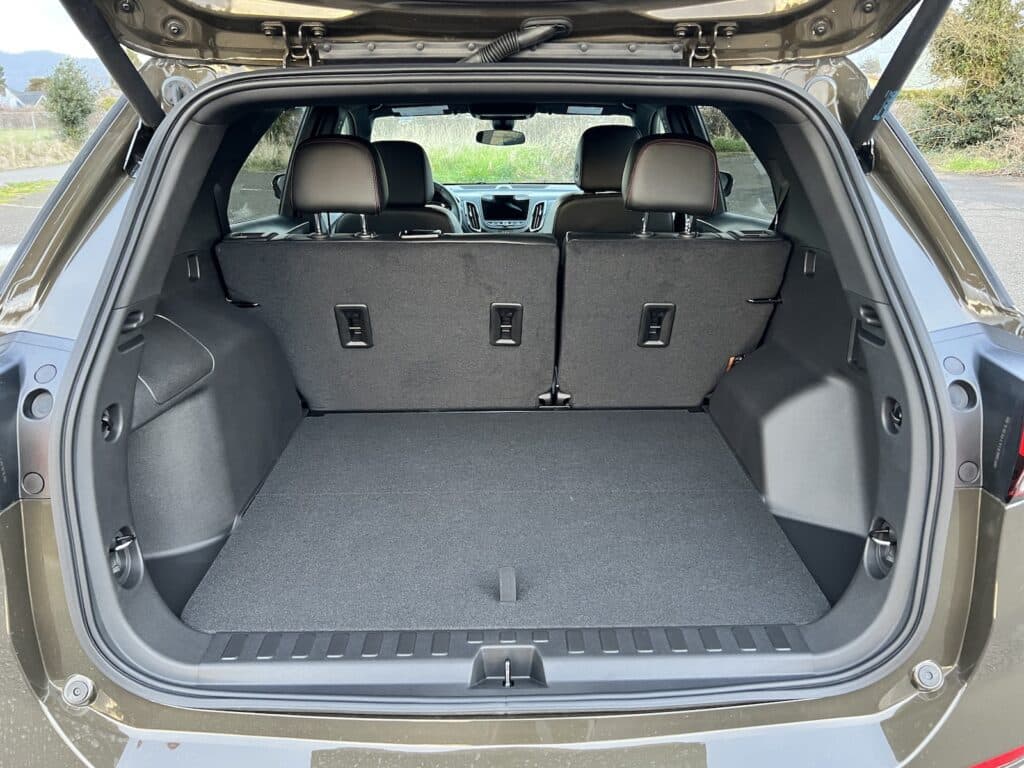 2023 Chevrolet Equinox RS AWD cargo