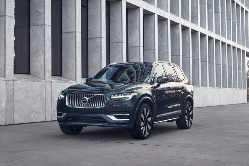 2023 Volvo XC90 Recharge AWD front 3-4 REL