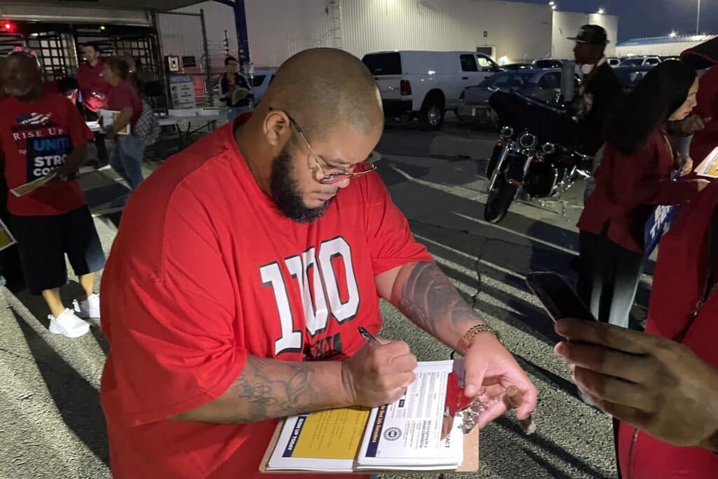 UAW worker signs card 2023