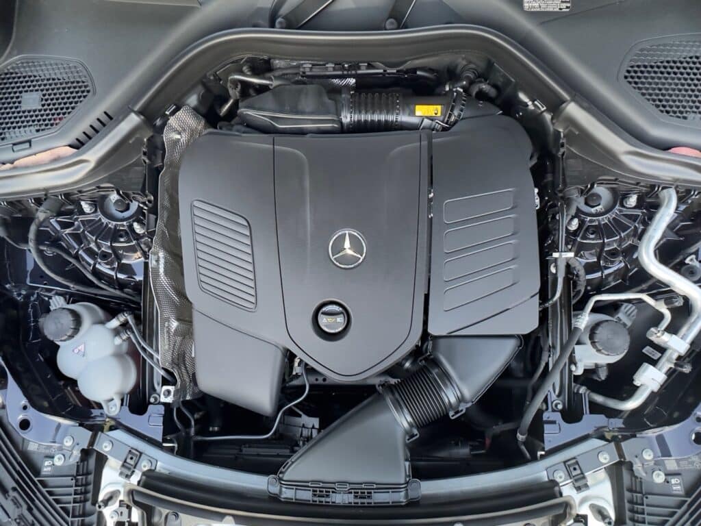 2023 Mercedes-Benz GLC 300 engine